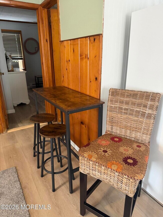 Building Photo - 410 8th Ave