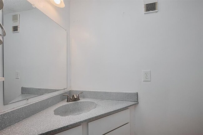 Building Photo - 3100 Jeanetta St