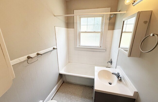 Building Photo - 415 Probasco St