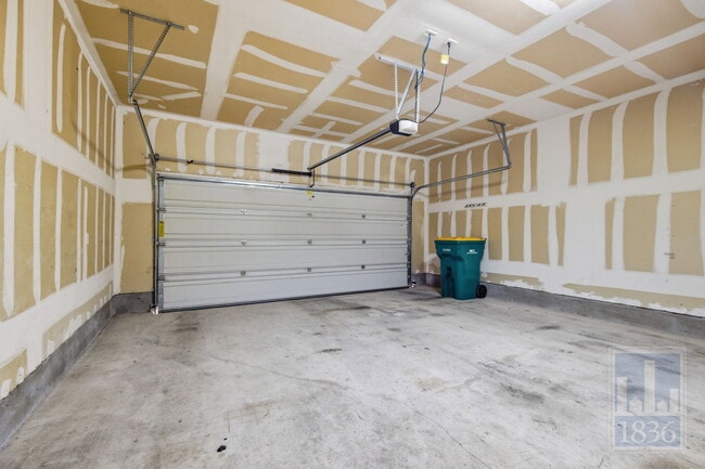 Building Photo - 2304 S Lakeline Blvd