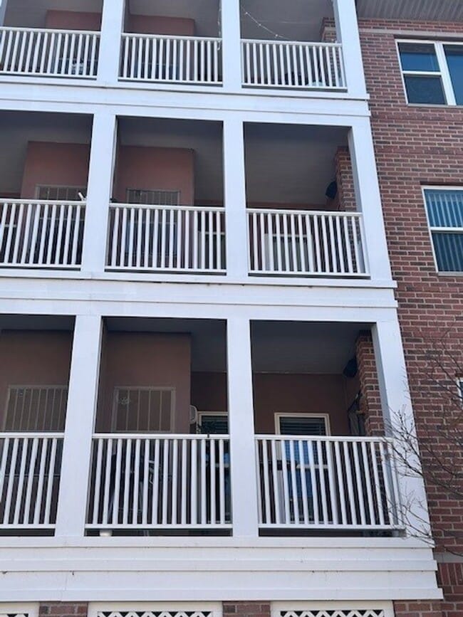 Building Photo - 2 Bedroom Harbor Park Condo - Just Blocks From the Lake