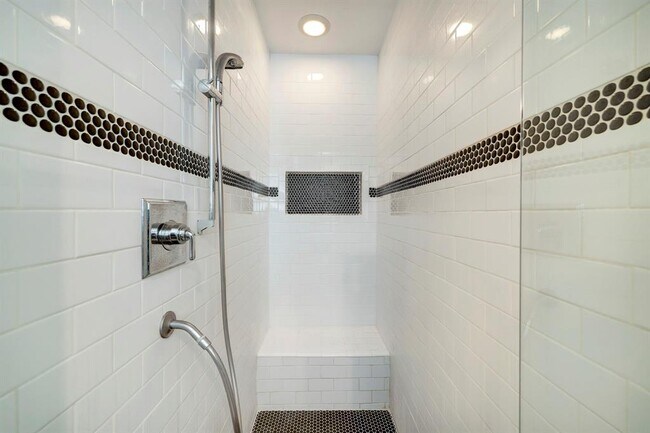Building Photo - 2910 Freshmeadows Dr