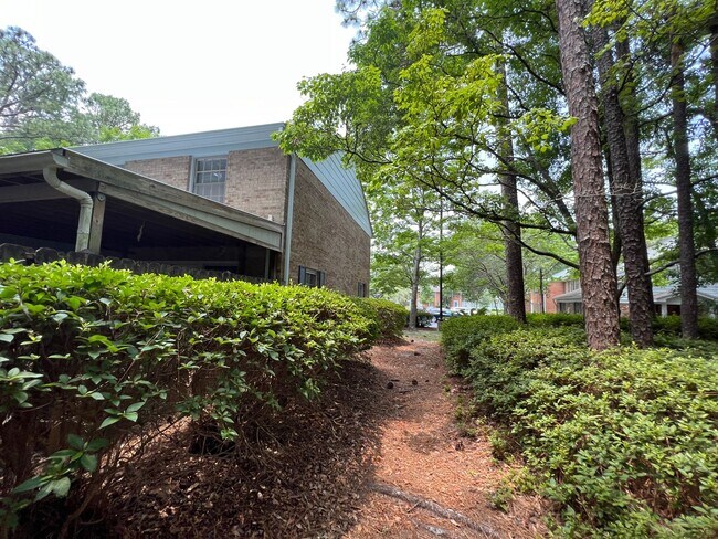 Building Photo - Adorable end unit town home in Stones Thro...