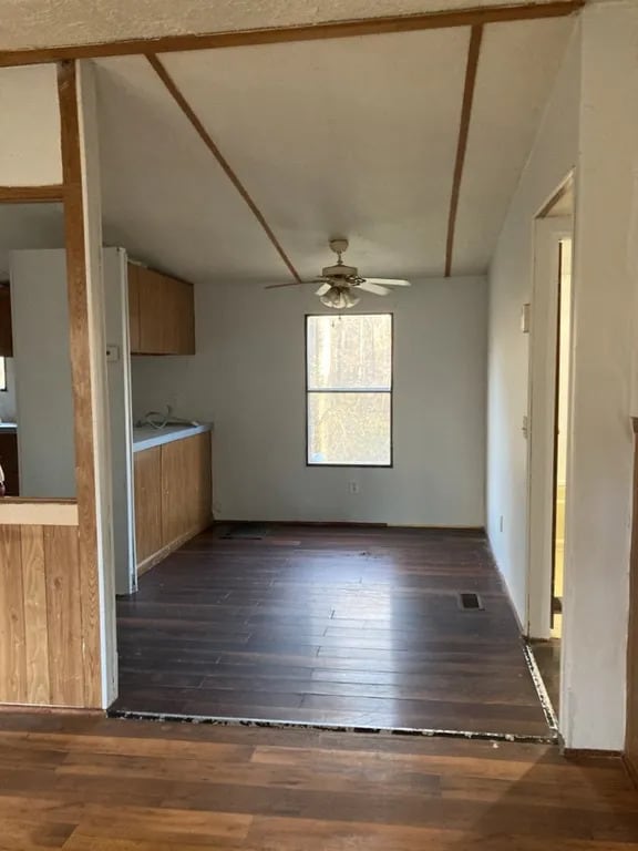 Building Photo - 3 Bedroom 2 Bathroom