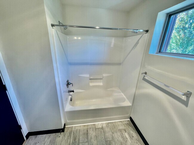 Building Photo - ** HALF MONTH'S FREE RENT **Modern 3bd/2.5...