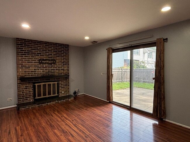 Building Photo - 2015 Williamsburg Dr