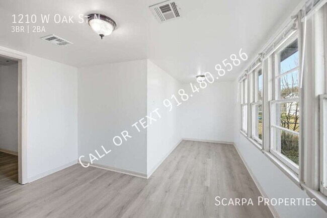 Building Photo - 1210 W Oak St