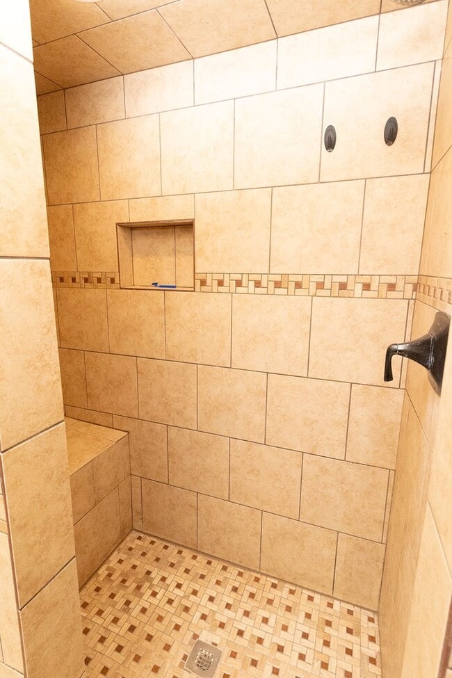 Building Photo - 910 N Carol Ave