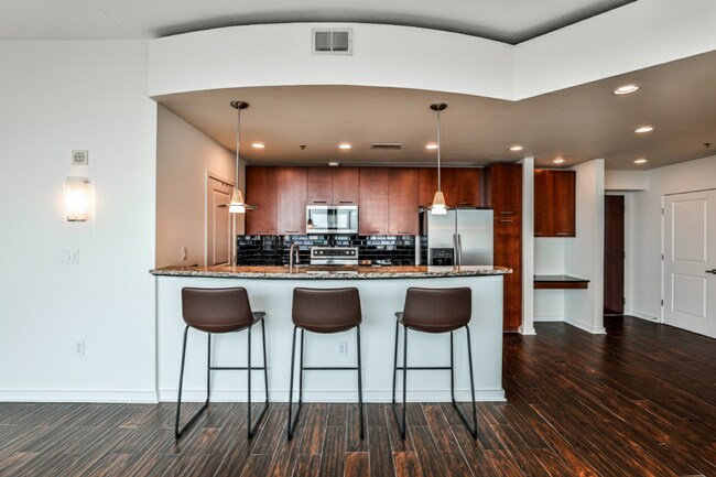 Building Photo - Luxury 28th Floor 2 Bedroom Condo For Leas...