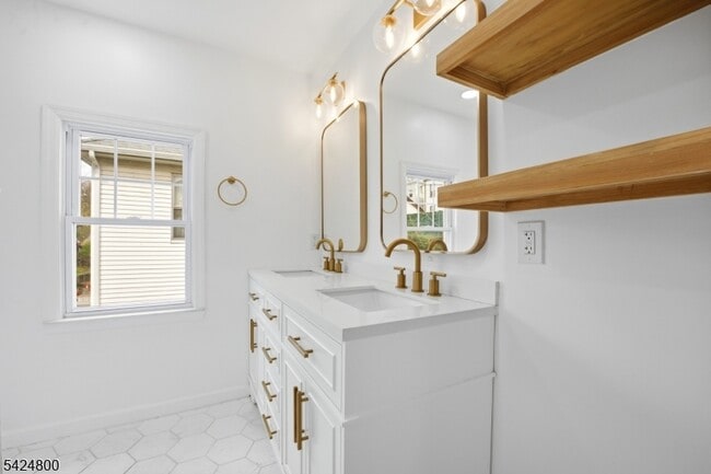 Building Photo - 40 Edgewood Rd