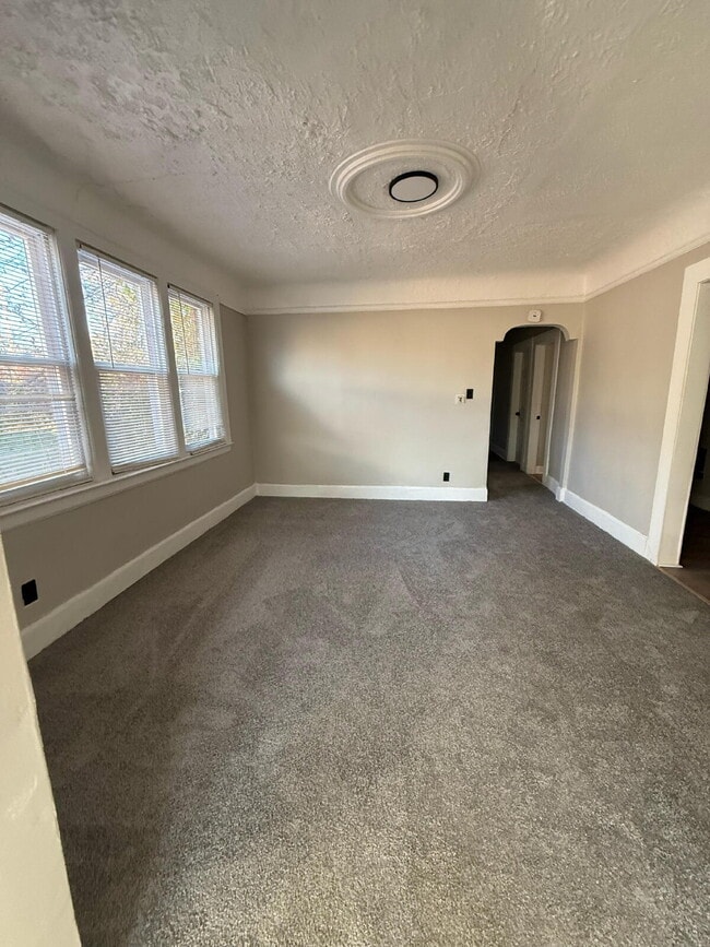 Building Photo - Bright & Cozy 3-Bed Duplex for Rent in Detroit