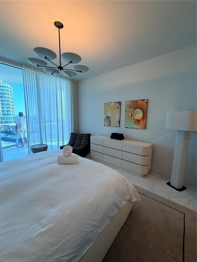 Building Photo - 17550 Collins Ave