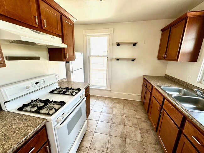 Building Photo - 335 James Ave SE