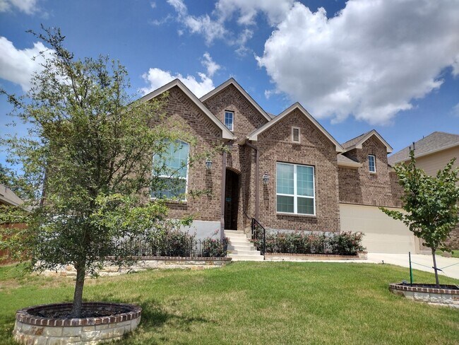 Building Photo - Beautiful 4 bedroom with a pool!!!