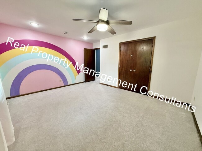 Building Photo - Spacious 4 Bedroom Home in Shawnee Mission!