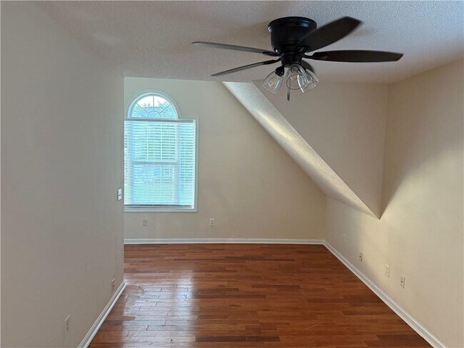Building Photo - 6000 Carlow Ct SE