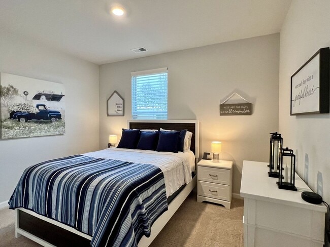 Building Photo - FOR LEASE: END UNIT TOWNHOME LOCATED IN LE...