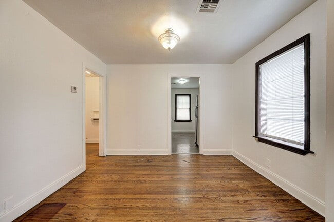 Building Photo - Cozy 2BD/1BTH Home Move In Ready Minutes f...