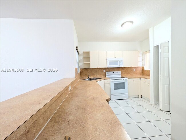 Building Photo - 825 SW 6th St