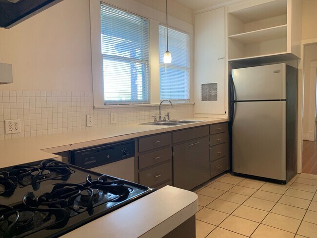 Building Photo - 909 W 30th St