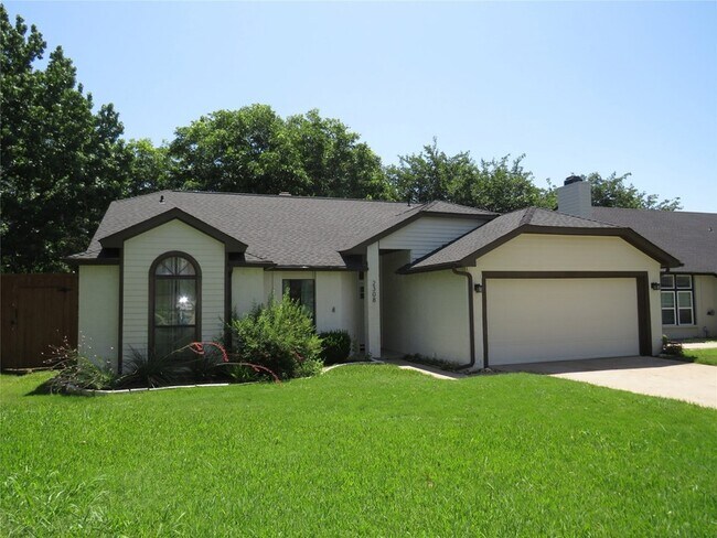 Building Photo - 2308 Crestmeadow St