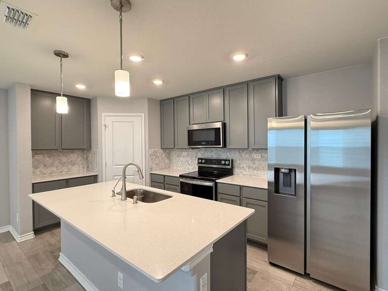 Building Photo - 323 Deer Crest Dr