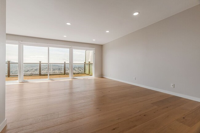 Building Photo - Stunning Three Bedroom Home in Westwood Hi...