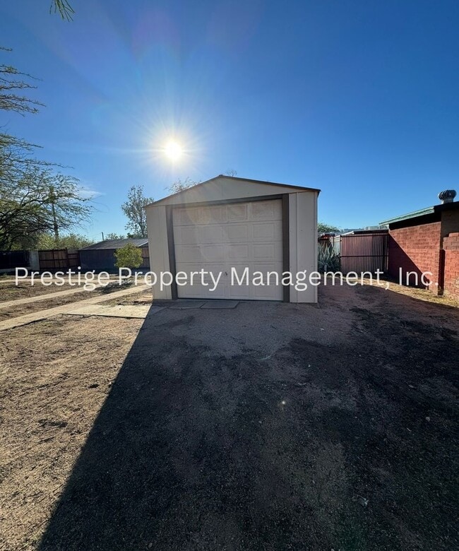 Building Photo - Centrally located 4/2.5 Brick House!!!