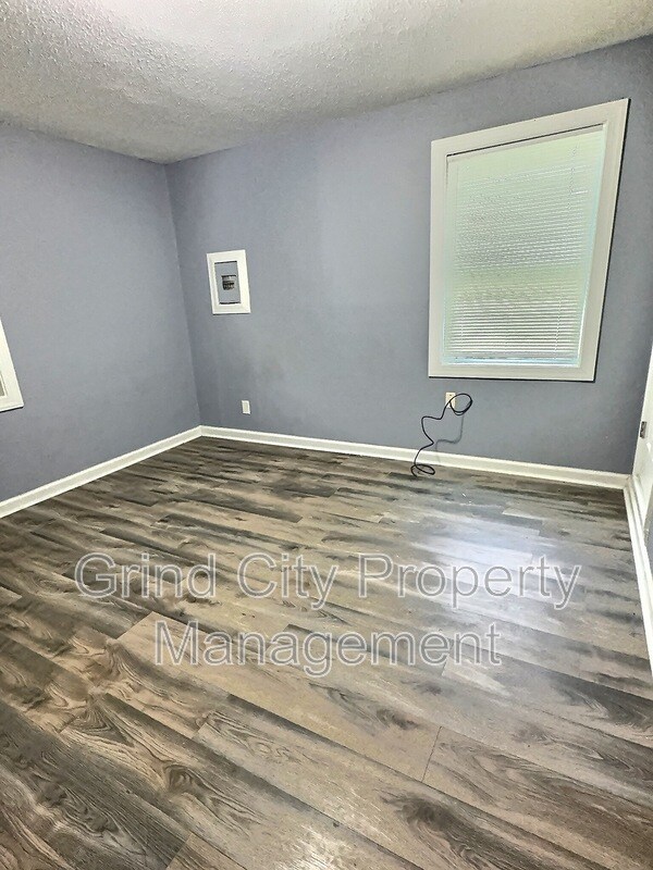 Building Photo - 3042 McAdoo Ave