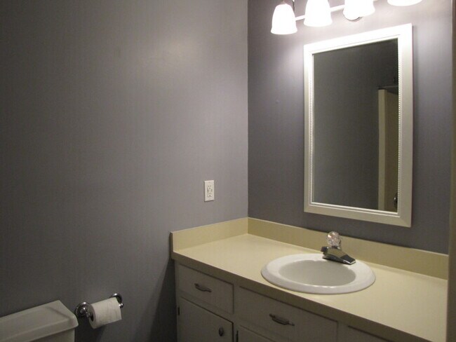 Building Photo - 513 Chivalry Dr