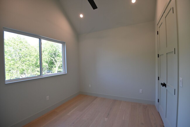 Building Photo - South Austin Oasis