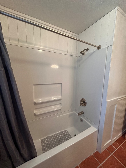 Building Photo - 822 12th St W