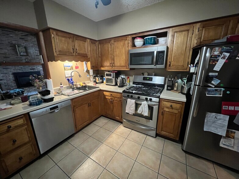 Building Photo - 136 14th St NE