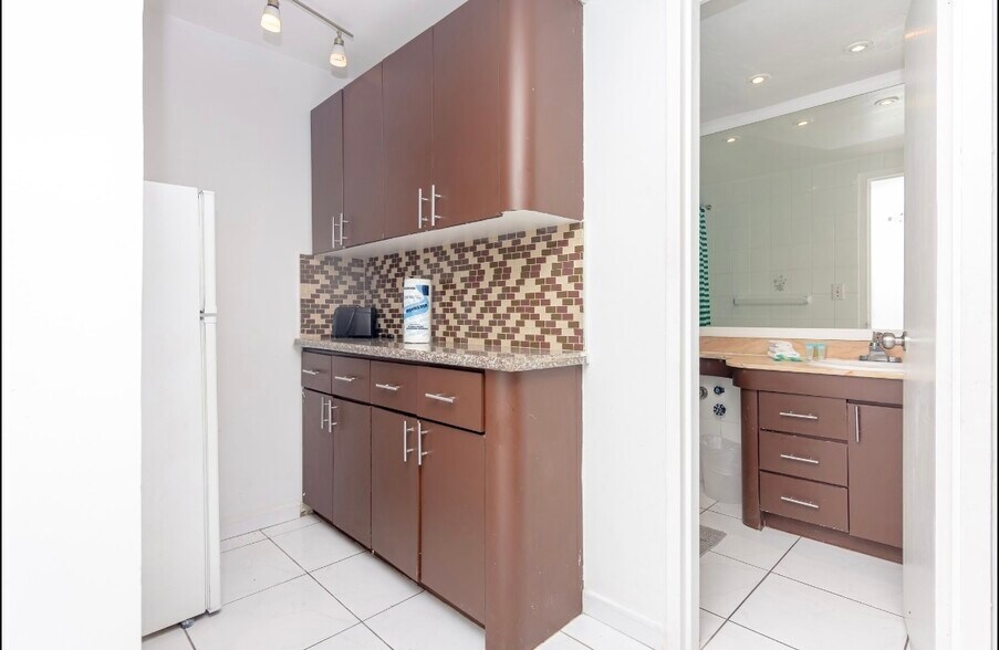 Building Photo - 5445 Collins Ave