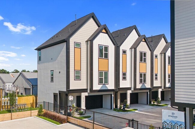 Building Photo - 5207 Pine Tree Dr
