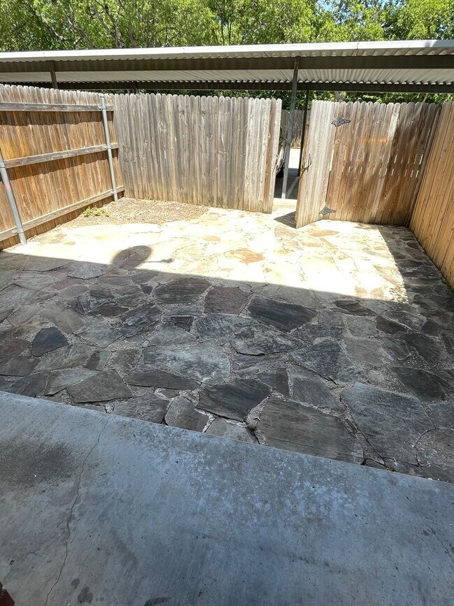 Building Photo - 2 BEDROOM TOWNHOME