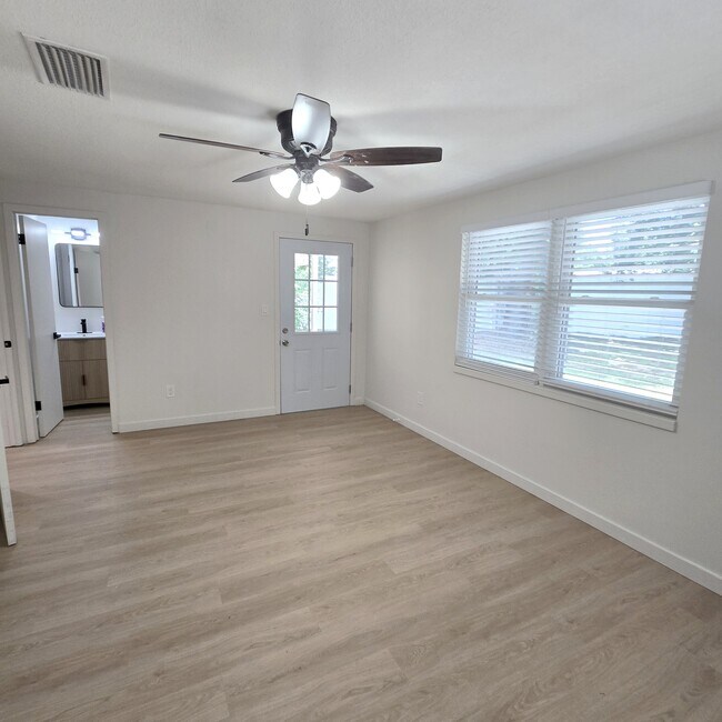 Building Photo - 3/2.5/1 Beautifully Updated Crystal River Home with Carport, Garage & Fenced Yard