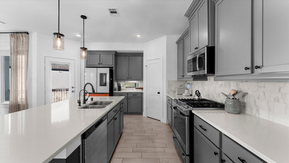 Building Photo - 15135 Colorado Bnd Pk Dr