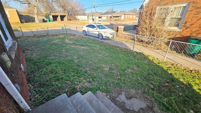 Building Photo - 2429 W Park Pl