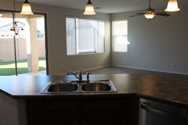 Building Photo - 3 Bedroom in Lyons Gate!