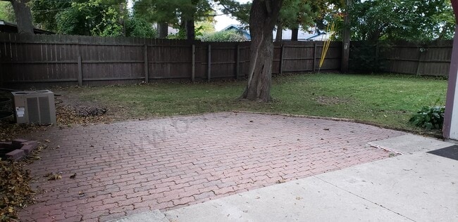 Building Photo - Desirable Southside Location!