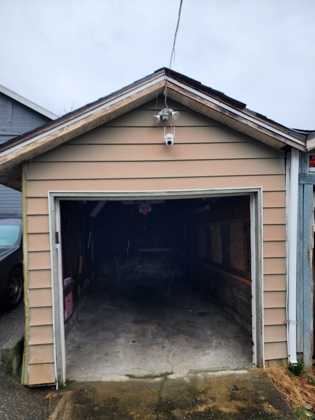 Building Photo - 304 NE 50th St