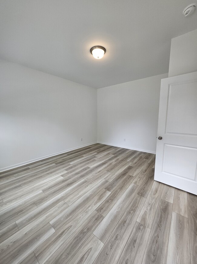 Building Photo - 128 Rosebush Ln