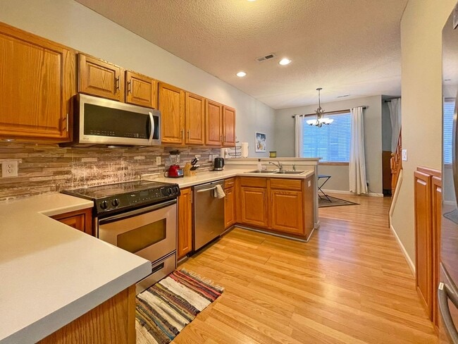 Building Photo - Spacious End Unit Townhome with Fireplace and Vaulted Ceilings is Pet Friendly!