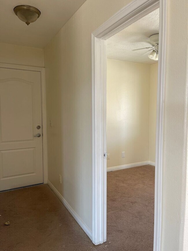 Building Photo - Bright Single-Story 4BR in Apple Valley — ...