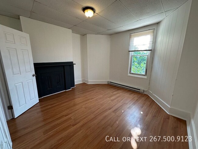 Building Photo - Spacious 3BR/1BA unit available Now.   New...