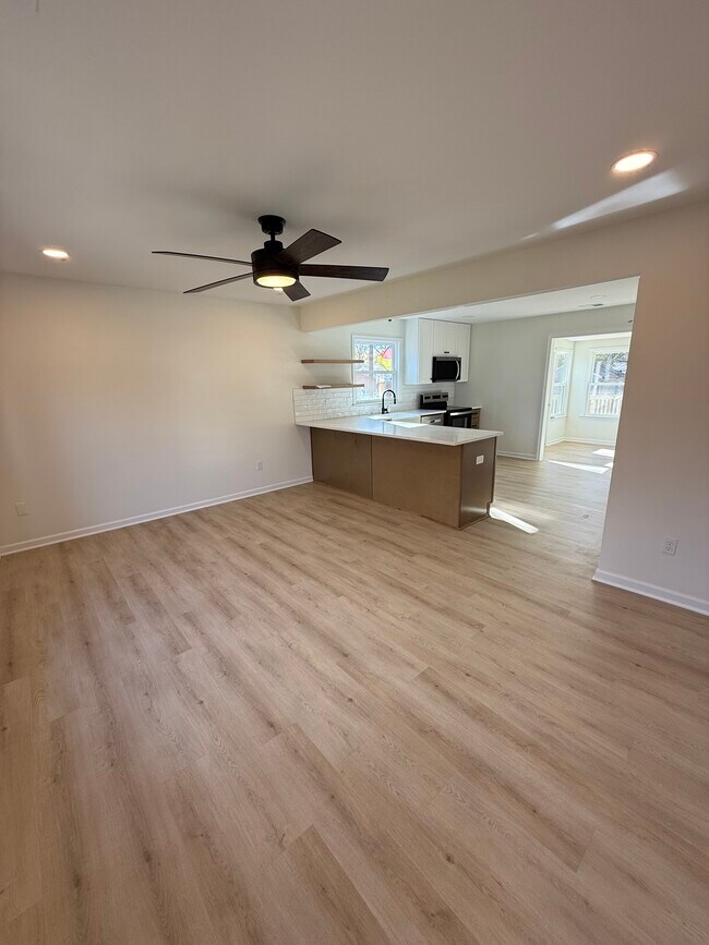 Living room with open floor plan and breakfast bar - 113 Catoctin Cir NE