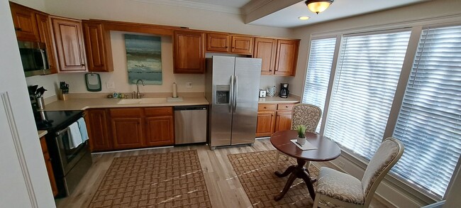 Building Photo - Gorgeous Furnished Three Bedroom Condo- Sh...