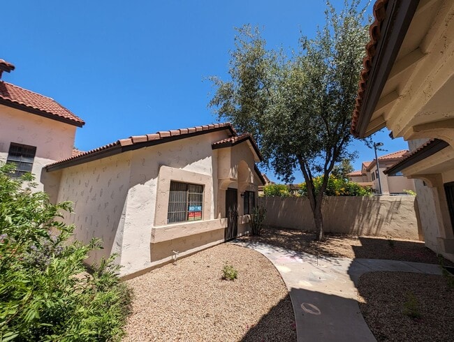 Building Photo - 2 Bedroom Condo in the Sonoma Village Comm...