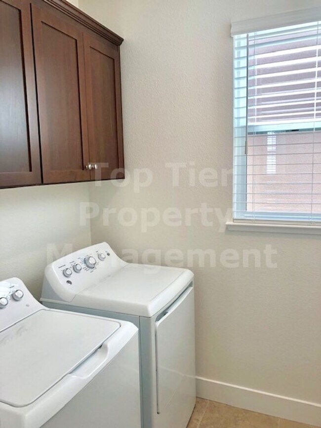 Building Photo - Beautiful tri-level 3 Bd/2.5 Ba, 2000 sf single-family house in Pleasant Hill available December ...